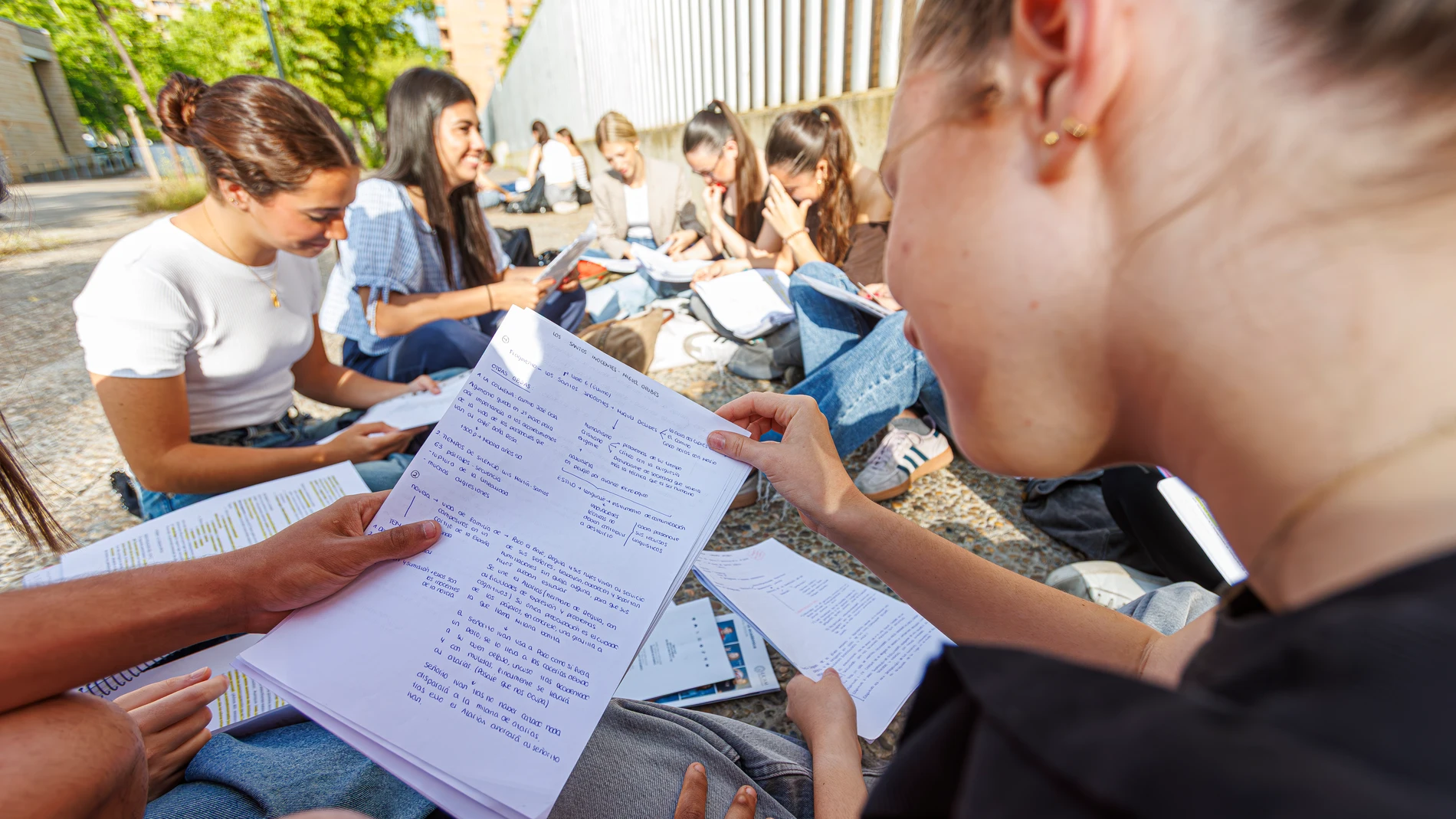 ZARAGOZA, 03/06/2025.- Varias estudiantes revisan sus apuntes antes del inicio Prueba de Acceso a la Universidad (PAU) en Zaragoza este martes. Un total de 6.939 estudiantes realizan en Aragón la Prueba de Acceso a la Universidad (PAU). EFE/ Javier Cebollada