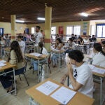 La nueva prueba de acceso a la universidad (PAU), arranca este martes en 15 comunidades autónomas para cerca de 270.000 estudiantes