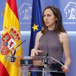 La secretaria general de Podemos, Ione Belarra, atiende a los medios de comunicación en una rueda de prensa