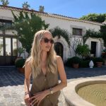 Influencer con pelo rubio.