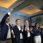 El presidente del PP, Alberto Núñez Feijóo, y el presidente del PP de Canarias, Manuel Domínguez, durante un acto en Gran Canaria