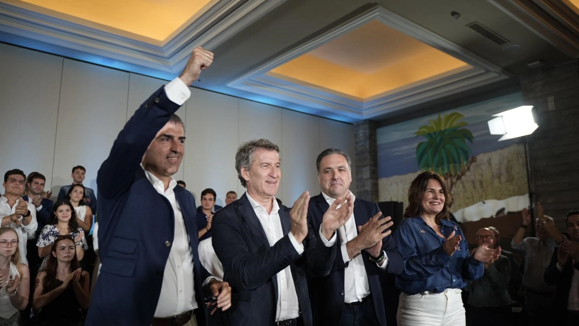 El presidente del PP, Alberto Núñez Feijóo, y el presidente del PP de Canarias, Manuel Domínguez, durante un acto en Gran Canaria EUROPA PRESS 05/06/2025