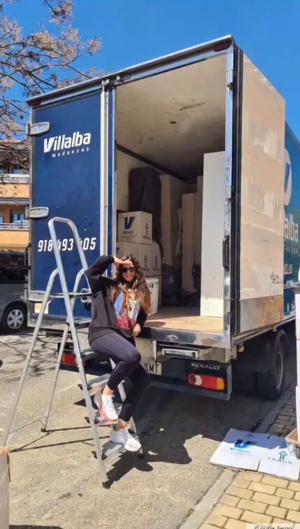 Nuria Fergó junto al camión de mudanza