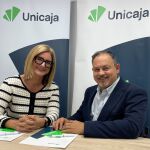 La directora de Relación con Grupos de Interés de Unicaja, María José Rivera, y el presidente del Club de Baloncesto Silla de Ruedas Valladolid, José Antonio de Castro Blanco.