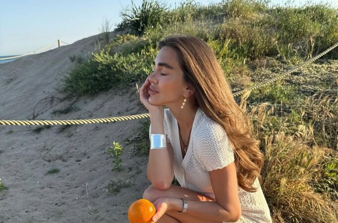 Influencer con piel bonita.