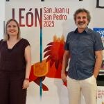 La concejala de Fiestas, Camino Orejas, y el técnico municipal, Óskar Álvarez, presentan la programación de las fiestas de San Juan y San Pedro 2025
