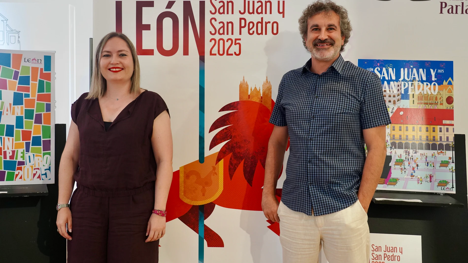 La concejala de Fiestas, Camino Orejas, y el técnico municipal, Óskar Álvarez, presentan la programación de las fiestas de San Juan y San Pedro 2025