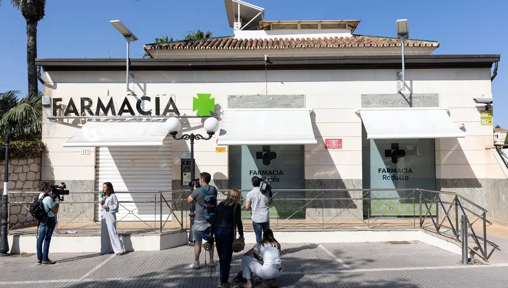 La farmacia donde los tres atracantes perpetraron el robo