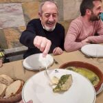 Karlos Arguiñano sirviendo el bacalao en la Sidrería Izeta