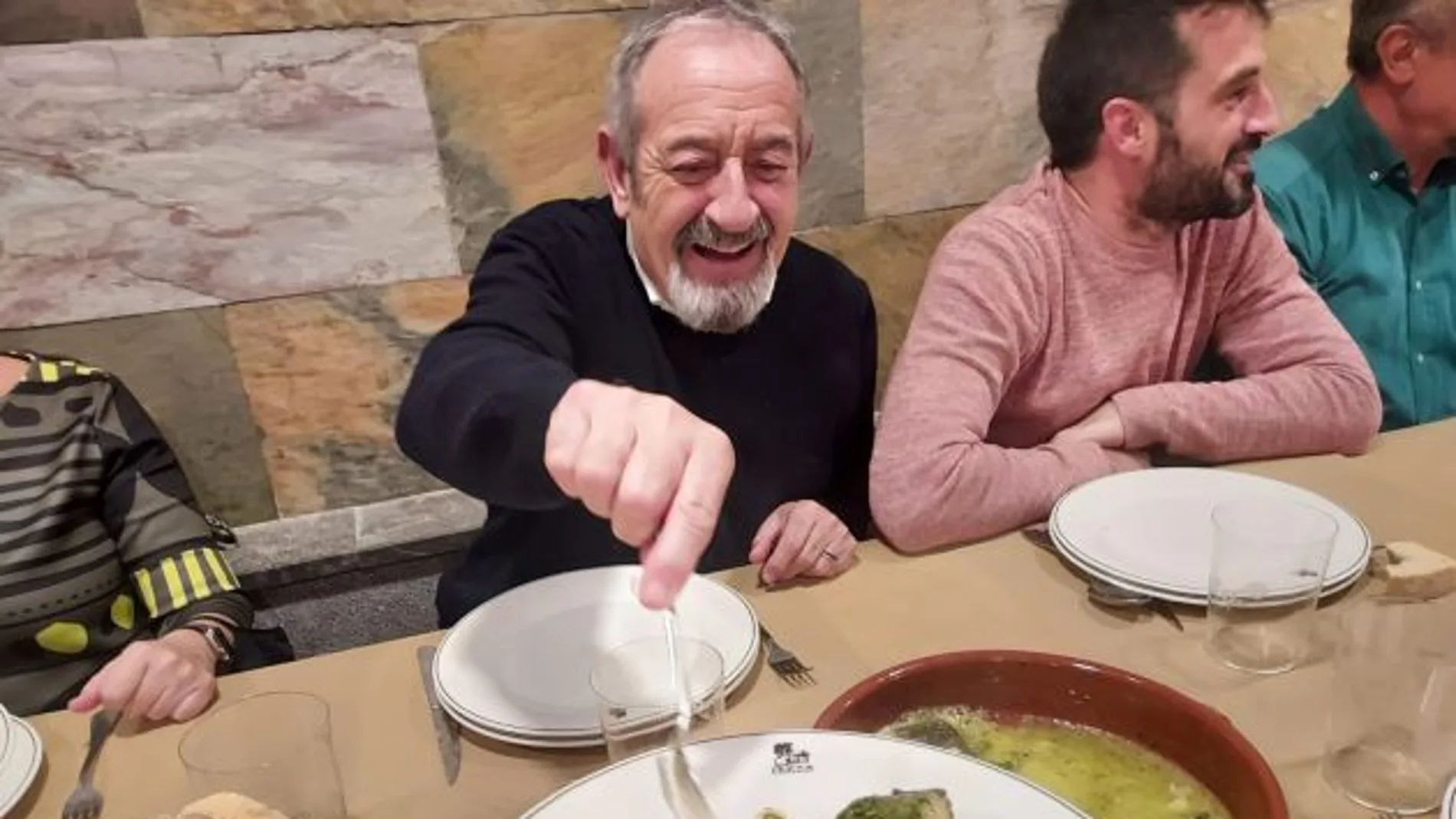 Karlos Arguiñano sirviendo el bacalao en la Sidrería Izeta