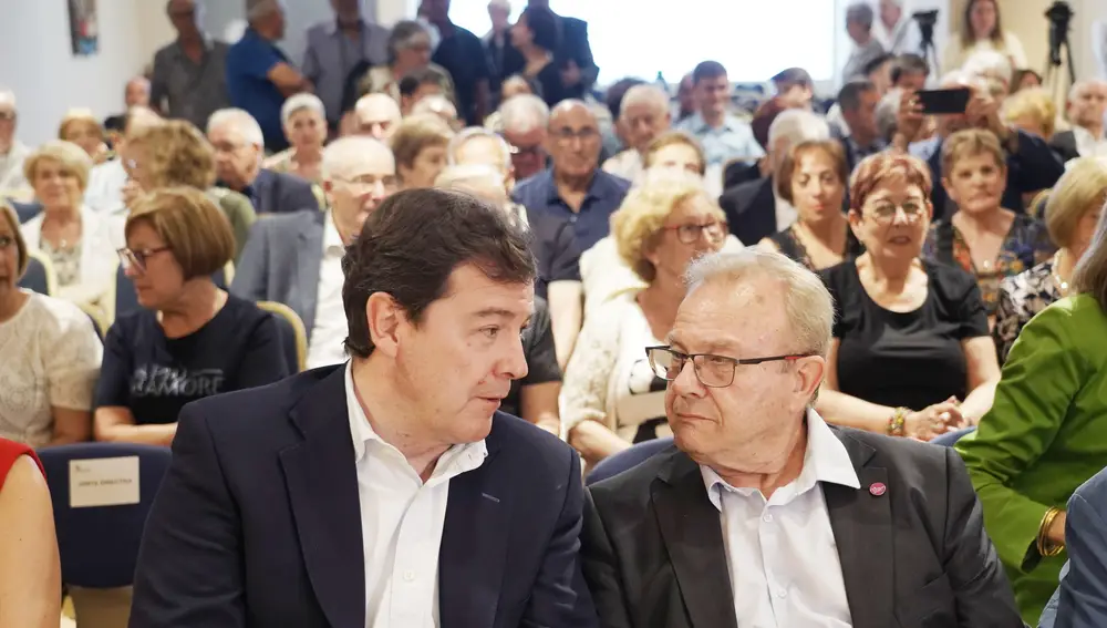 Mañueco conversa con Juan María Santiago antes del acto