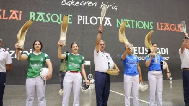 Las jugadoras de la selección española (d) y las de la selección de Euskadi (i) antes del partido