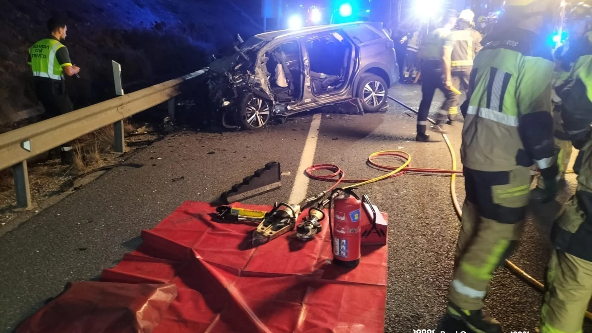 MÁLAGA, 05/06/2025.- Cuatro personas, uno de ellos un agente de la Policía Nacional, han fallecido en una persecución por el robo en una farmacia ubicada en Málaga capital, según han informado a EFE fuentes de la investigación. El siniestro se ha producido sobre las 5.30 horas en la A-7, dirección Torremolinos, en una persecución que se inició en la zona noroeste de la ciudad. EFE/ Ayuntamiento de Málaga </picture><figcaption><b>Cuatro muertos, uno de ellos policía, en una persecución por un robo en Málaga</b><span>Agencia EFE</span></figcaption></figure></div></header></div><div class=
