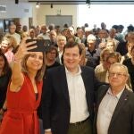 Mañueco se hace un selfie junto a Juan María Santiago, presidente del Hogar Castellano y Leonés en Cataluña e Irene Muñoz, directora general de Relaciones Institucionales