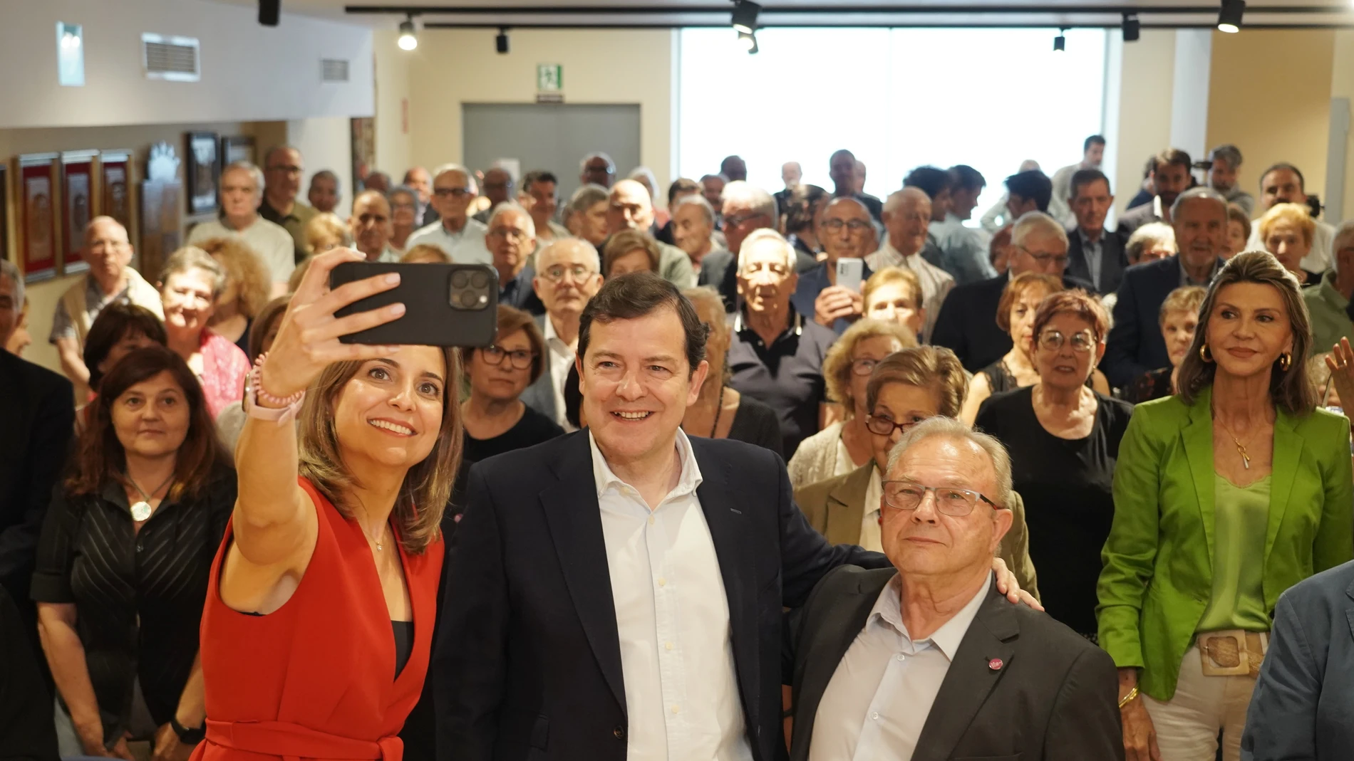 Mañueco se hace un selfie junto a Juan María Santiago, presidente del Hogar Castellano y Leonés en Cataluña e Irene Muñoz, directora general de Relaciones Institucionales