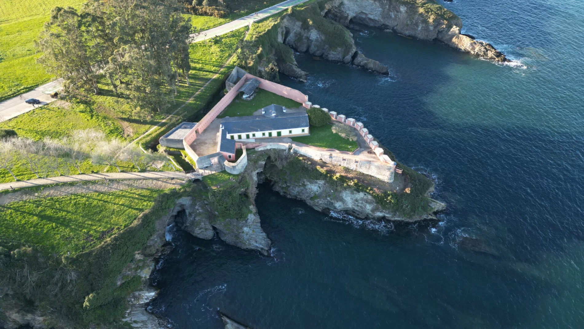 Así es el castillo que defendió la ría de Ribadeo durante cinco siglos