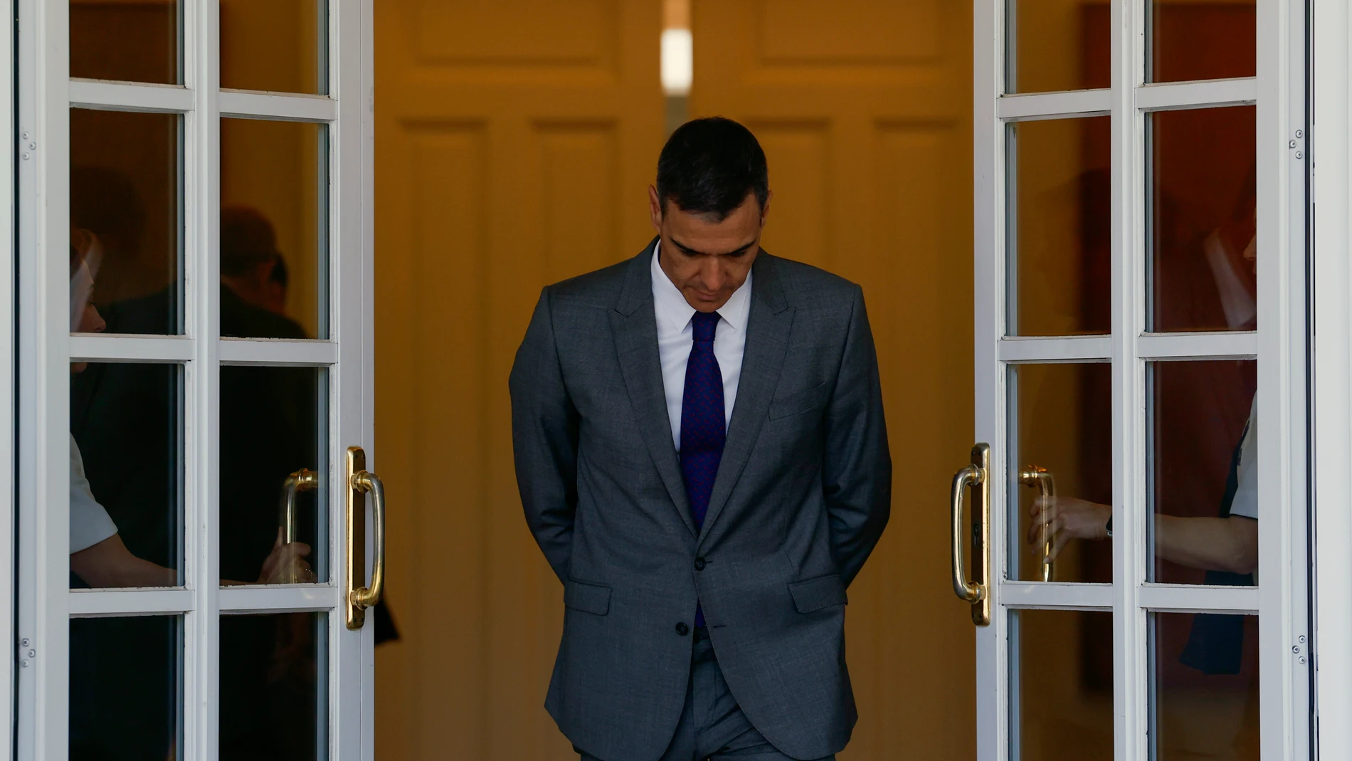 FOTODELDÍA MADRID, 05/06/2025.- El presidente del Gobierno español, Pedro Sánchez, espera la llegada del rey Abdullah II de Jordania, con quien se ha reunido este jueves en Moncloa. EFE/ Javier Lizón