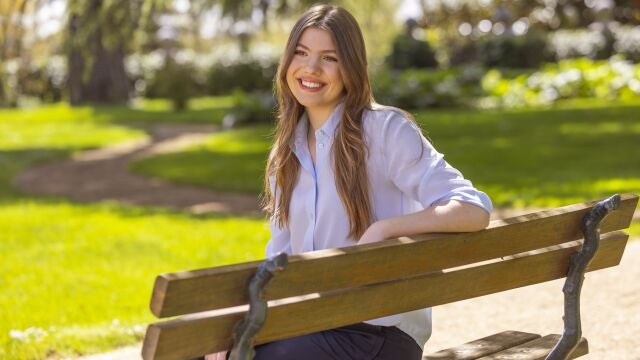 La infanta Sofía llega a la mayoría de edad mañana martes 29 de abril, un aniversario que celebrará en el internado de Gales (Reino Unido) en el que está a punto de finalizar su segundo curso de bachillerato sin la presencia de sus padres, los reyes de España ni su hermana, la princesa Leonor. 
