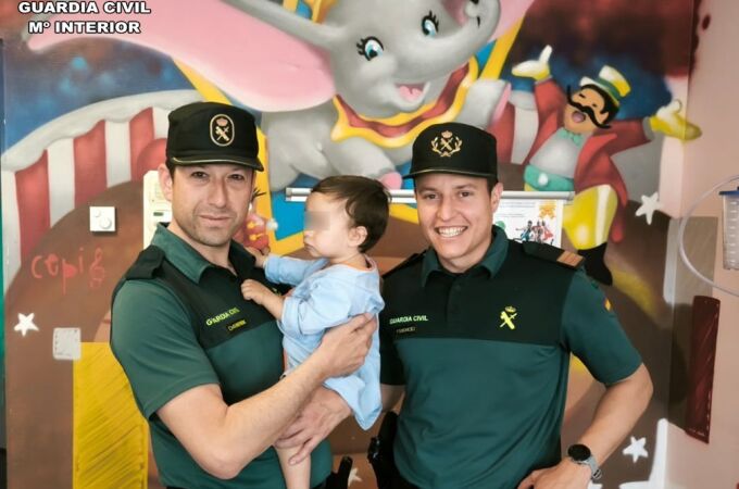 Dos guardias civiles de Peñas de San Pedro auxilian a un bebé que sufrió una doble parada cardiorrespiratoria