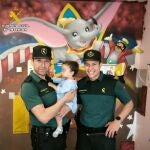 Dos guardias civiles de Peñas de San Pedro auxilian a un bebé que sufrió una doble parada cardiorrespiratoria