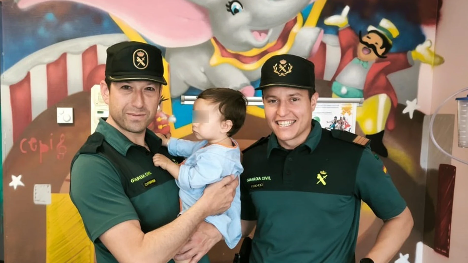 Dos guardias civiles de Peñas de San Pedro auxilian a un bebé que sufrió una doble parada cardiorrespiratoria