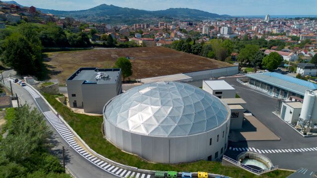 Planta potabilizadora O Casal, en Vigo, con su característica cúpula de aluminio de 39 metros de diámetro