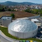 Planta potabilizadora O Casal, en Vigo, con su característica cúpula de aluminio de 39 metros de diámetro