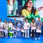 Los finalistas de la segunda edición de los Premios future for all posan junto a miembros del consejo asesor de fundación Moeve.