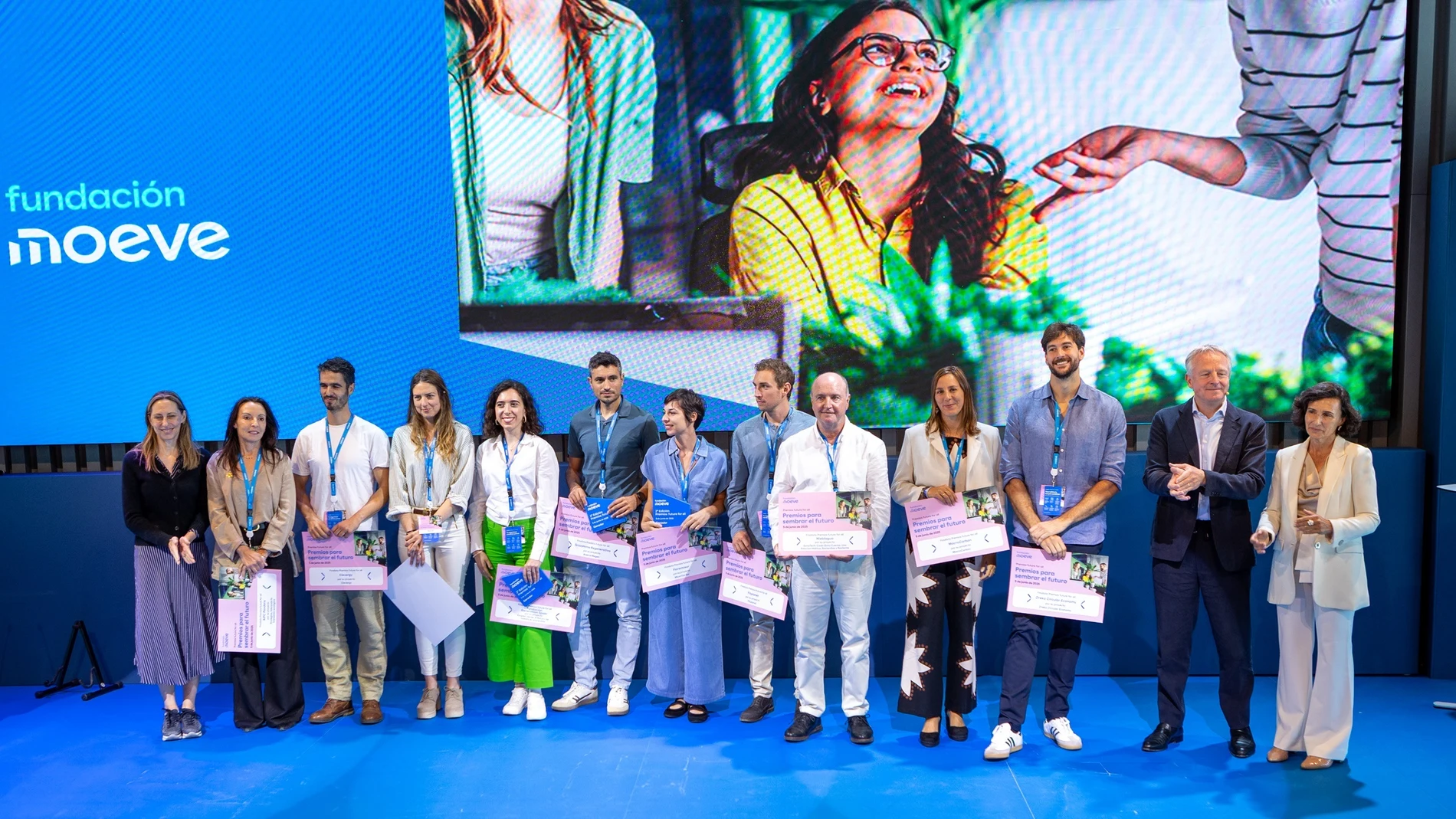 Los finalistas de la segunda edición de los Premios future for all posan junto a miembros del consejo asesor de fundación Moeve. REMITIDA / HANDOUT por FUNDACIÓN MOEVE Fotografía remitida a medios de comunicación exclusivamente para ilustrar la noticia a la que hace referencia la imagen, y citando la procedencia de la imagen en la firma 05/06/2025