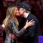 Elon Musk saluda a Melania, la esposa de Trump