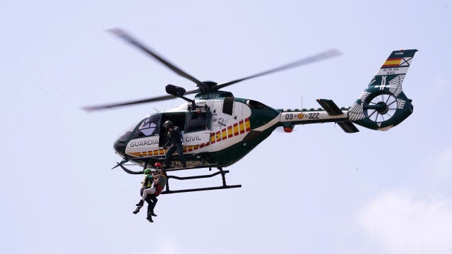 Un helicóptero de la Guardia Civil, durante las prácticas de rescate