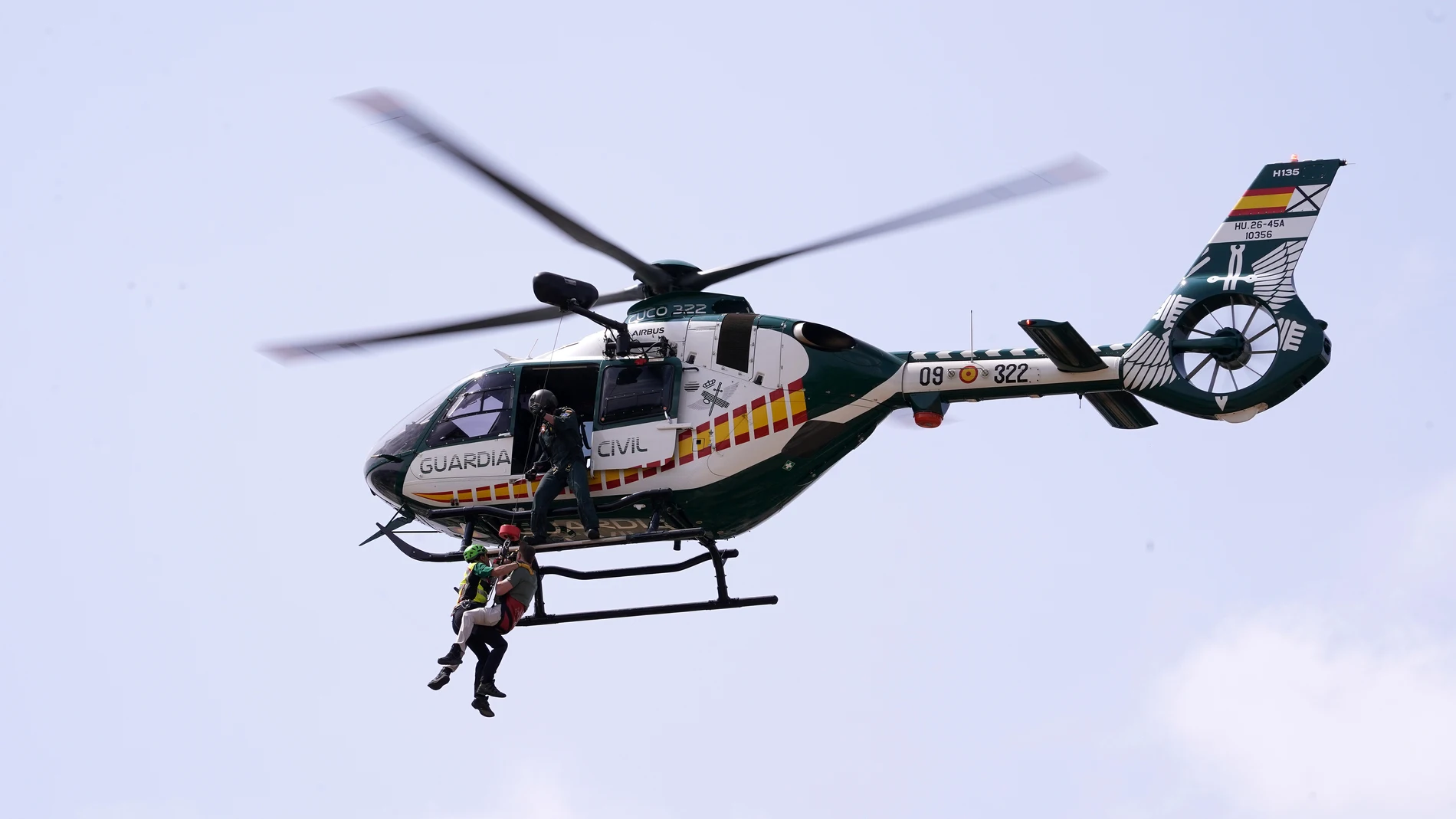 Un helicóptero de la Guardia Civil, durante las prácticas de rescate