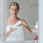 Mujer cuidándose la piel