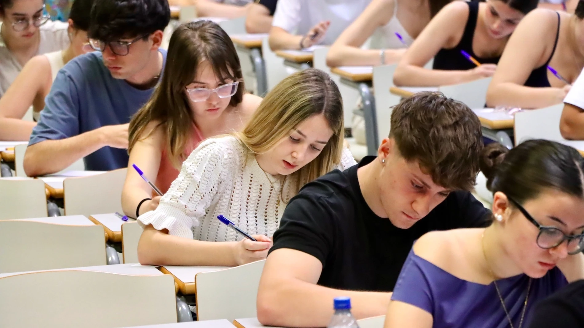 Estudiantes durante una de las pruebas de la Prueba de Acceso a la Universidad (PAU) en una de las aulas de la Universidad de Almería. REMITIDA / HANDOUT por UAL Fotografía remitida a medios de comunicación exclusivamente para ilustrar la noticia a la que hace referencia la imagen, y citando la procedencia de la imagen en la firma 03/06/2025