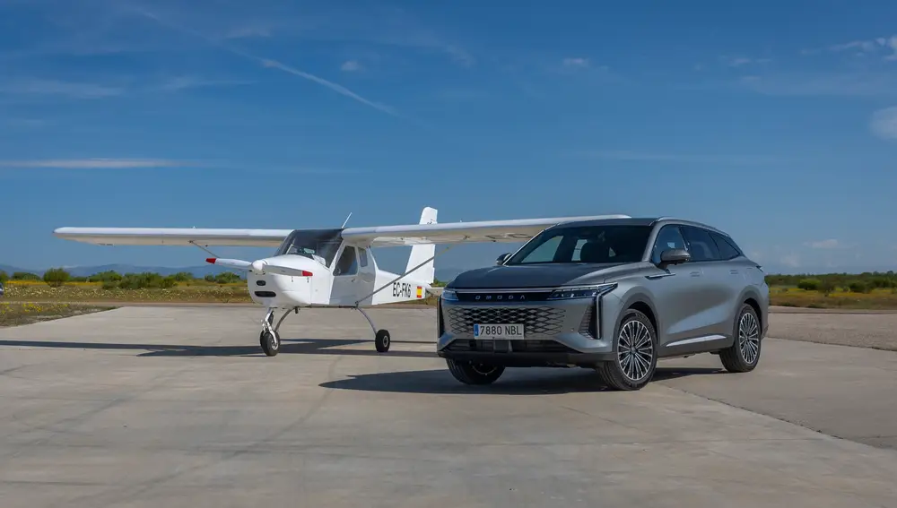 El OMODA 9 SHS en el aeródromo de Casarrubioss