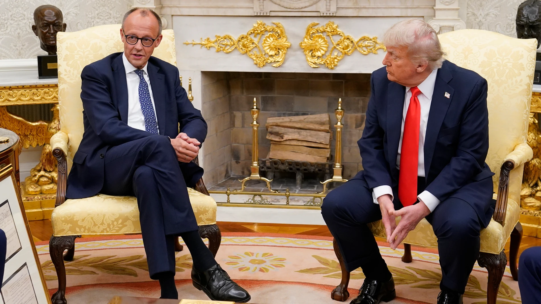 Washington (United States of America), 05/06/2025.- US President Donald Trump (R) and German Chancellor Friedrich Merz meet at the Oval Office of the White House in Washington, DC, USA, 05 June 2025. (Alemania) EFE/EPA/CHRIS KLEPONIS / POOL