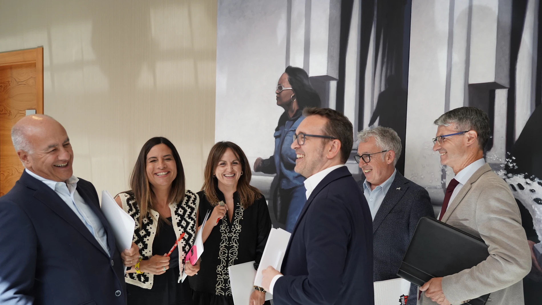 Los populares Gavilanes y García Niero bromean con las socialistas Nuria Rubio y Patricia Gómez, en presencia de Ángel Ceña, de Soria ¡Ya!