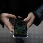 Una persona usa el teléfono móvil