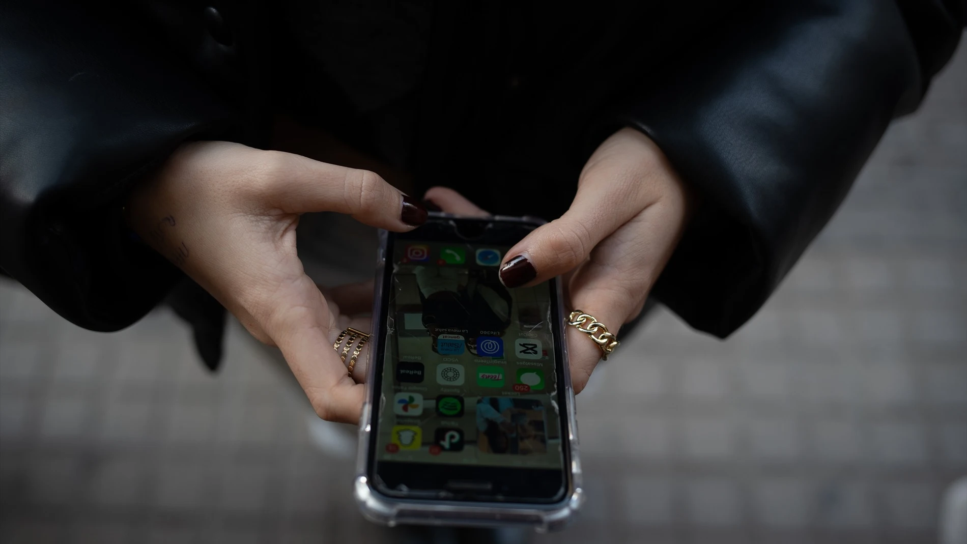 Una persona usa el teléfono móvil
