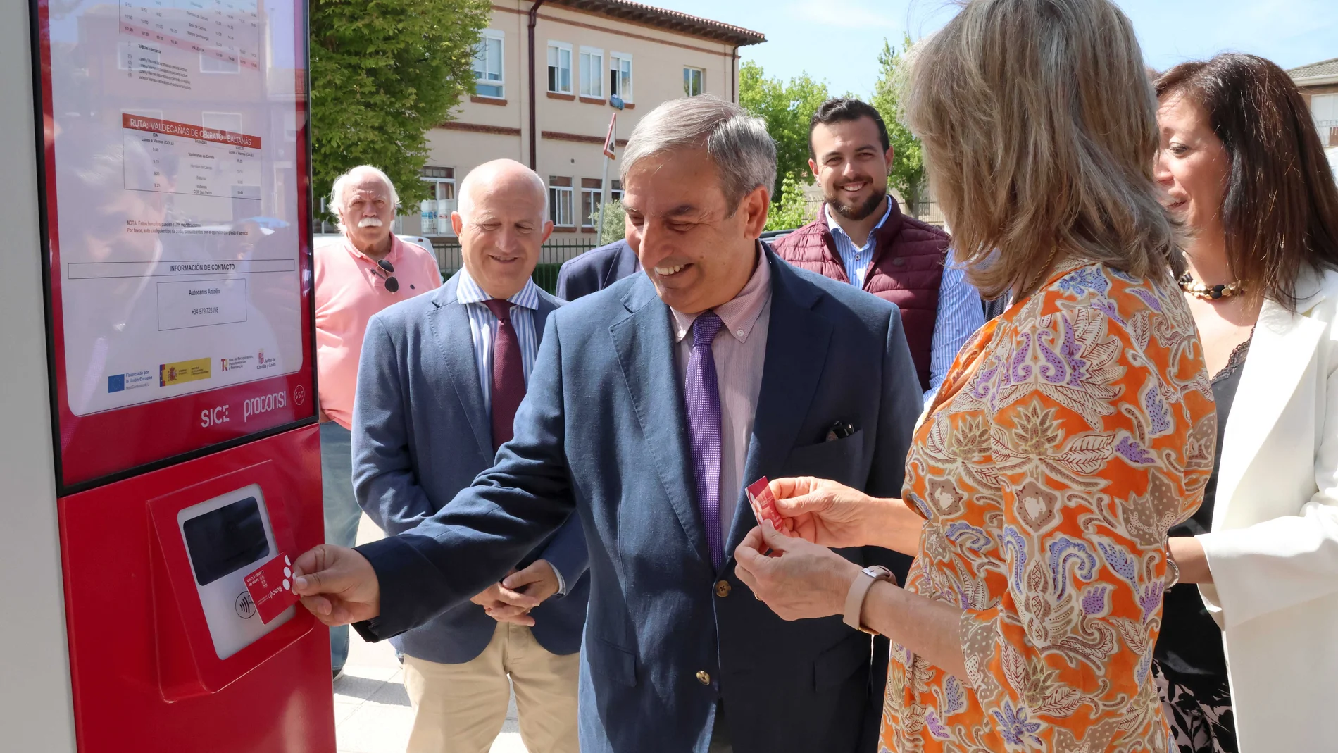 Sanz Merino presenta en Palencia las paradas inteligentes