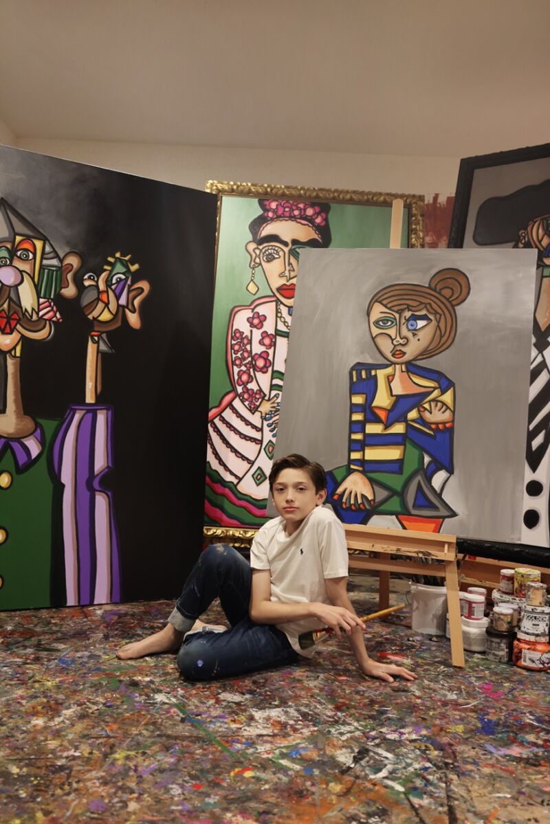 Otro aspecto esencial en la trayectoria del joven artista es su compromiso constante con la filantropía