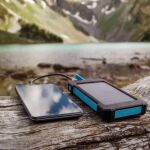 Esta batería externa de Amazon con carga solar es lo más útil que te puedes llevar a un camping