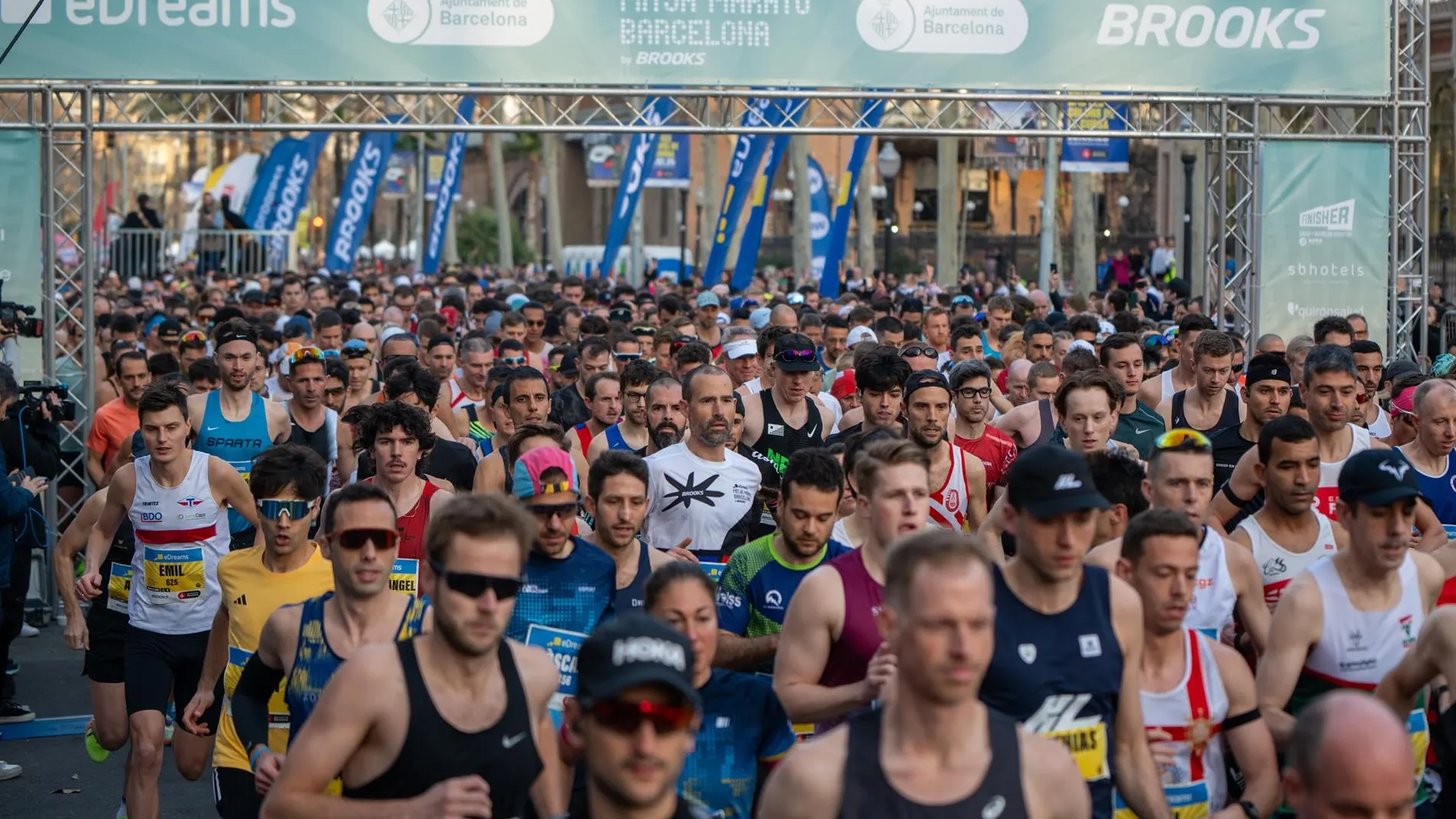 Cientos de personas participan en la eDreams Mitja Marató de Barcelona, a 16 de febrero de 2025, en Barcelona,