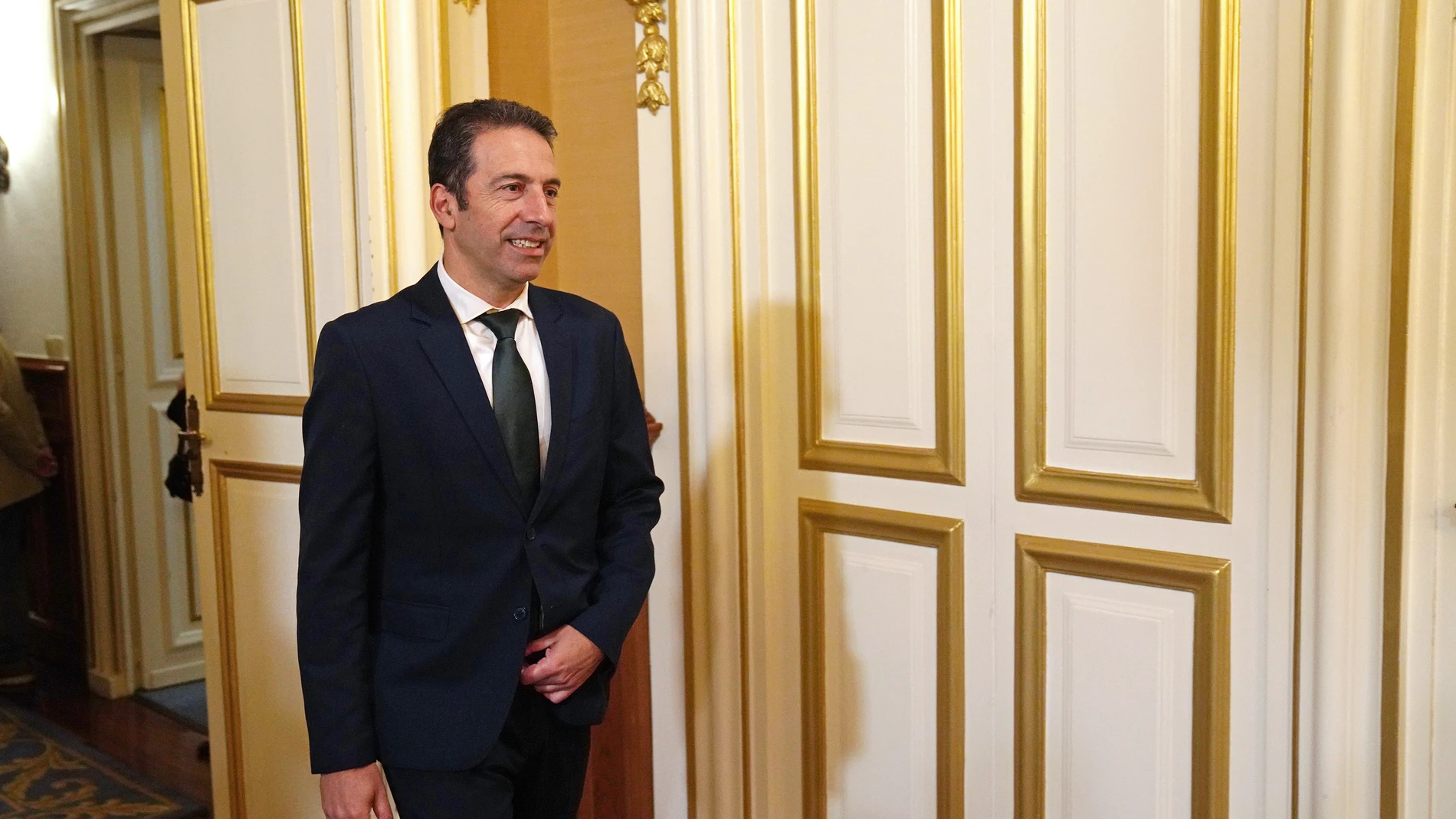 El hasta hoy conselleiro do Mar, Alfonso Villares, durante el acto de la toma de posesión de la nueva conselleira do Mar, en Pazo de Raxoi, a 5 de junio de 2025, en Santiago de Compostela, A Coruña (España). Marta Villaverde toma posesión de su car tras la dimisión del anterior conselleiro Alfonso Villares después de ser investigado por supuesta agresión sexual. Marta Villaverde era, desde abril de 2024 y hasta hoy la directora xeral de Desenvolvemento Pesqueiro. 05 JUNIO 2025;SANTIAGO DE CO...