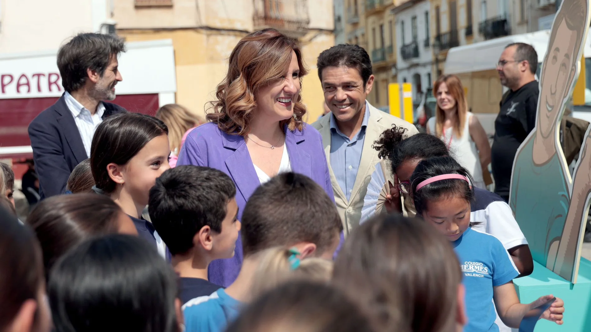 La alcaldesa ha estado en Patraix presentando los ecoparques móviles