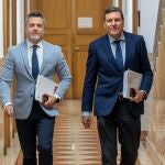 Fernández Carriedo junto a Julio López antes de informar sobre el acuerdo del Consejo de Gobierno