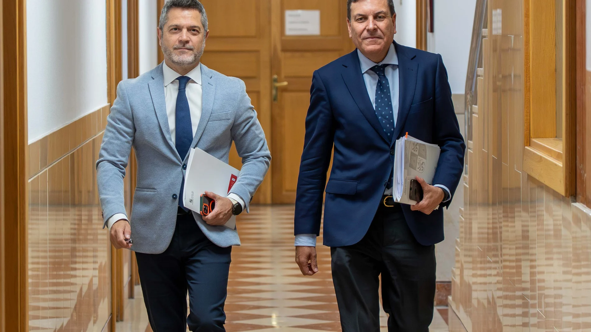 Fernández Carriedo junto a Julio López antes de informar sobre el acuerdo del Consejo de Gobierno