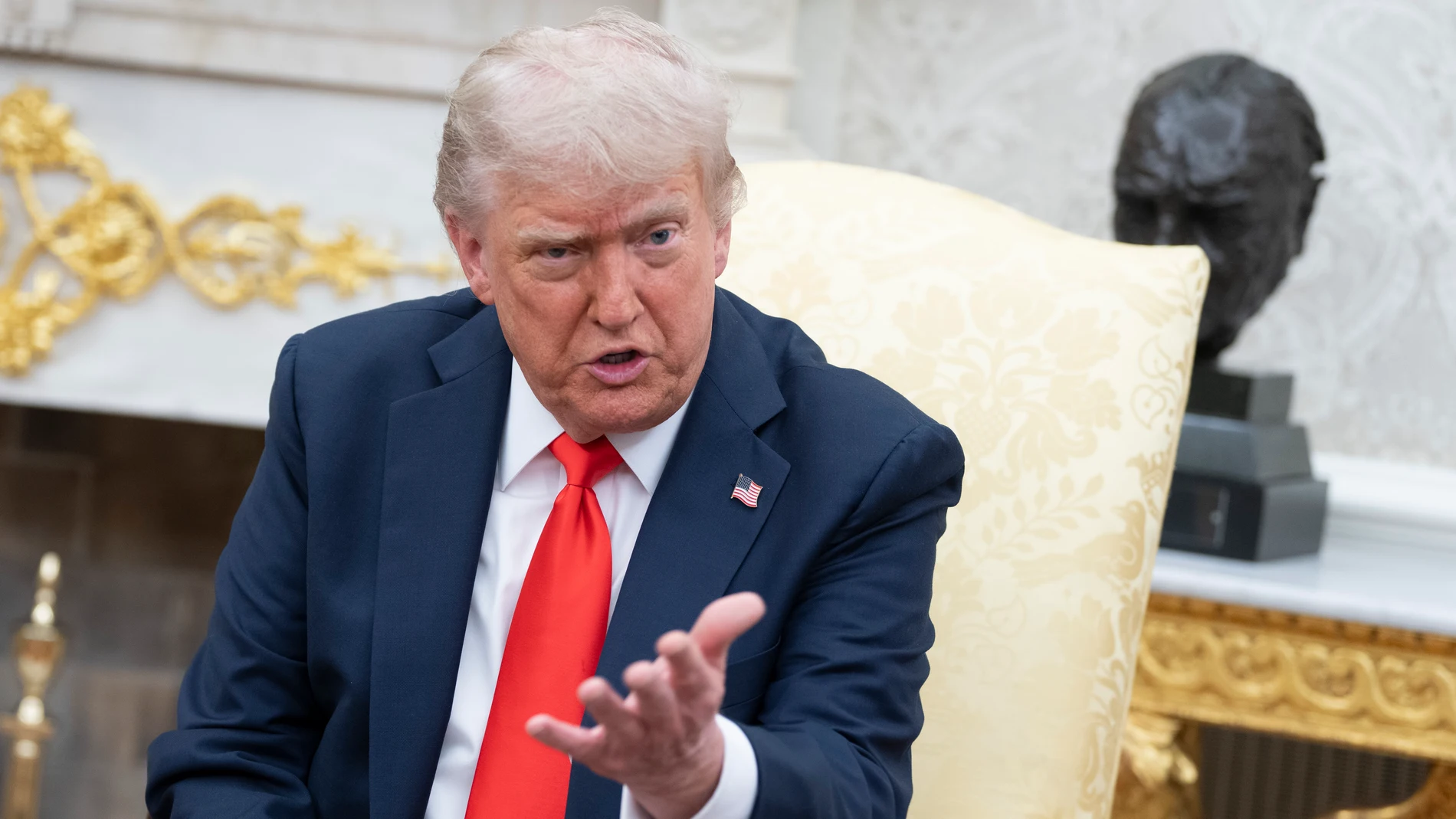 Washington (United States of America), 05/06/2025.- US President Donald Trump speaks during a meeting with German chancellor at the Oval Office of the White House in Washington, DC, USA, 05 June 2025. (Alemania) EFE/EPA/CHRIS KLEPONIS / POOL