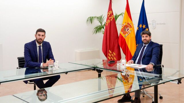 Fernando López Miras (PP) con José María Antelo (Vox) tras el acuerdo de Presupuestos