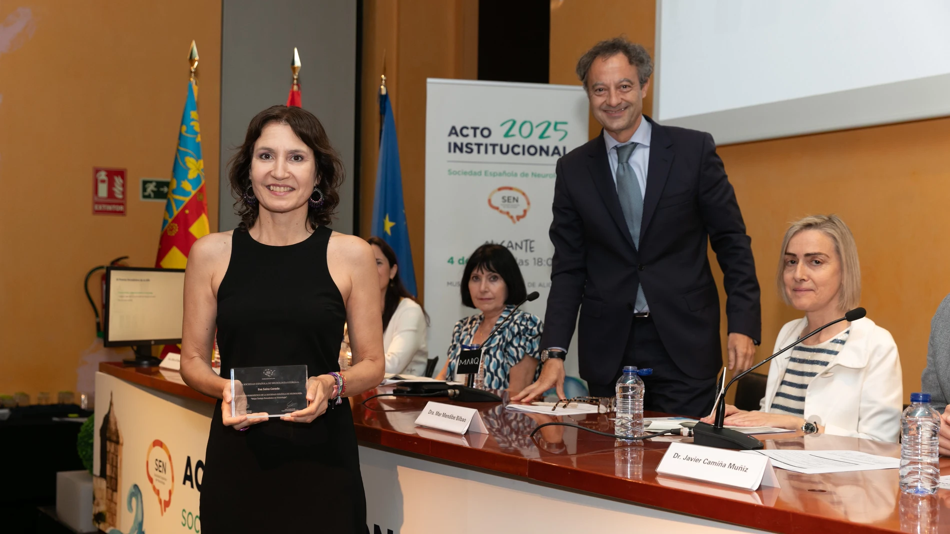 La periodista de A TU SALUD recoge el premio de manos del presidente de la SEN, Jesús Porta Etessam
